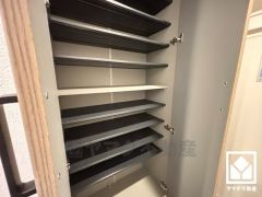 玄関にはシューズボックスを完備。家族の靴もしっかり収納できるので、玄関がいつも片付き、気持ちよくお客様を迎えられます。