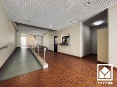 バリアフリーに配慮されたスロープ付きのロビー。