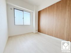 約5帖の西側洋室です。全居室に窓がございます。明るい陽光がたっぷり差し込む心地よい生活空間です。