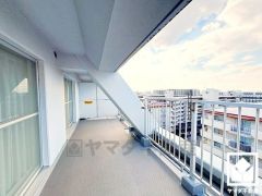 西側の眺望です。西側・北側・東側の3面バルコニーで陽当たり、風通し良好。広々としているため、お洗濯物をたっぷりと干す事ができます。