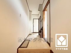 シンプルで洗練された玄関スペース。帰るたびにホッとできる、心地よい住まいの入り口。