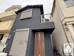 リビングの窓はシャッター雨戸付きでセキュリティやプライバシーにも配慮されています。台風などによる飛来物からの保護、また防音・断熱効果もあり居住性を高めます。