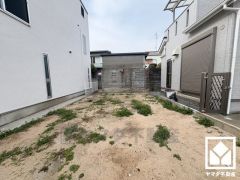 参考プランは建築確認申請費用120万円（税込）、外構費用110万円（税込）が別途必要となります。詳細は弊社スタッフまでお気軽にお問い合わせください。