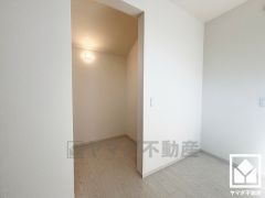 収納力豊富なウォークインクローゼット付き。お洋服はもちろん、スーツケースなどの大物もしっかり収納できます。照明も設置されており、コーディネートがしやすい明るい空間になっています。