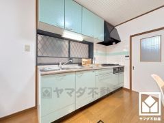 キッチンには窓がございますので、昼間は手元が明るく、お料理がはかどります。