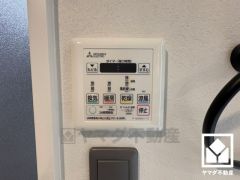 浴室暖房乾燥機付き。真冬の寒い浴室を暖かく、また雨の日の洗濯物の乾燥にと多用途に活躍する機能です。