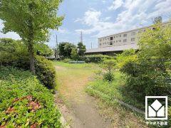 敷地に隣接してブランコや滑り台、シーソーや砂場なども設置された緑豊かな公園がございます。子育て世帯の方にもお勧めです。