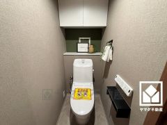 明るく清潔感溢れるトイレです。温水洗浄便座付きで、季節を問わずいつでも温かい便座をお使いいただけます。