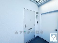 白を基調とした明るい玄関で、毎日を爽やかにスタート。広々とした開放感と清潔感あふれる空間が、訪れる人々を温かく迎えます。