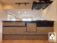 フラットタイプのカウンターキッチンなので配膳や片付けがしやすく、お料理中でもお子様の様子が分かって安心です。