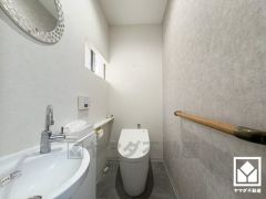 明るく清潔感溢れるトイレです。手洗いが別になっているので、衛生的に使えます。