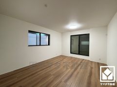 プライバシー・採光に配慮された2階リビングです。