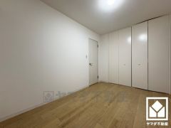 大きなクローゼット付きの洋室で整理整頓しやすいです。