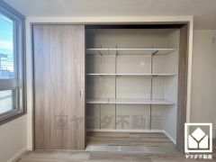 リビングにも収納があり、住空間を広々お使いいただけます。