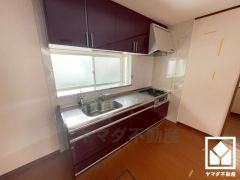 1階と2階にキッチンがございますので、二世帯住宅としてもご検討いただけます。（リフォーム前の写真です）