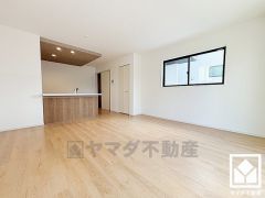 広々16帖のLDKが魅力。家族全員がリラックスできる、ゆったりとした快適リビングで温かい団らんの時間を。キッチンは天井デザインで空間を区切り、メリハリを演出します。