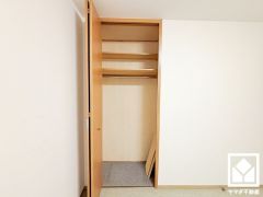 新たに家具を買わなくても良いので、ハンガーパイプ付きのクローゼットは嬉しいですね。