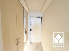 白を基調とした明るい玄関で、毎日を爽やかにスタート。清潔感あふれる空間が、訪れる人々を温かく迎えます。お出かけの前のチェックにも便利な鏡付きです。