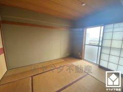 リビングの横に隣接している為、開放感がある空間です。