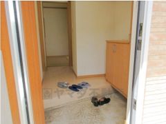 玄関にはシューズボックスを完備。家族の靴もしっかり収納できるので、玄関がいつも片付き、気持ちよくお客様を迎えられます。