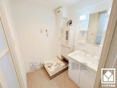 小さなお子様のお風呂上りもこのスペースがあればゆったりとして頂けます。室内洗濯機置場がございますので、天候に左右されず洗濯していただけます。