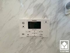 エコキュート搭載。ヒートポンプ技術で効率よくお湯を沸かすため、電気代がお得になります。火を使わないので安全性が高く、断水時にも貯めてあるお湯を生活用水として使用することができます。