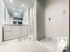 小さなお子様のお風呂上りもこのスペースがあればゆったりとして頂けます。室内洗濯機置場がございますので、天候に左右されず洗濯していただけます。