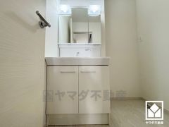 収納付きでスッキリお使い頂ける3面鏡の洗面台です。洗面ボウルが広めなので、忙しい朝でも身支度がしやすく時短になります。