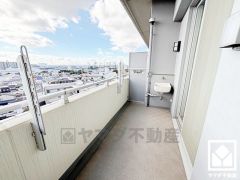 南向きバルコニーで陽当たり、風通し良好。11階建て9階部分で前面に視界を遮る高い建物がなく、開放的な景色が広がります。奥行きがあり広々としているため、お洗濯物もたっぷりと干す事ができます。