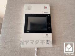 突然の来訪時でも安心なモニター付きインターホンを完備。お留守番中のお子様でも簡単に来訪者の確認ができます。