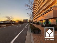 サイクルラックの設置された屋内駐輪場を完備。スッキリ整理されて、自転車同士の接触や転倒の心配がございません。（上段月額50円、下段月額150円、平置き200円）