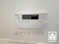 ボタン1つで自動でお湯張りができるオートバス機能付き。追い炊き機能もございますので、いつでも温かいお風呂に入ることができます。