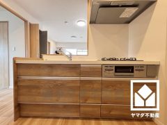 カウンターキッチンなので配膳や片付けがしやすく、お料理中でもお子様の様子が分かって安心です。