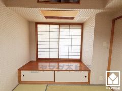 和の趣を大切にしながら、現代のライフスタイルにも調和する美しいデザインの和室。市松模様の壁紙がモダンな雰囲気を演出し、暮らしを心地よく彩ります。