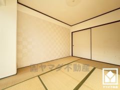 陽光がたっぷり差し込む洗練された和室。温かみのある畳のスッキリとしたデザインが、暮らしを心地よく彩ります。