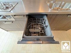 毎日の家事の負担を軽減でき、水道代の節約にもなる食器洗乾燥機付き。