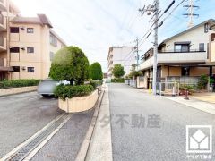 敷地南東側には、広々とした敷地に滑り台やブランコなどの遊具やガゼボが設置された「東富松北公園」があり、子育て世帯の方にもお勧めです。春には桜が美しく咲き誇ります。