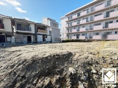 東側バルコニーのため、朝日が気持ちよく入り爽やかな一日を始められます。広々としているため、お洗濯物もたっぷりと干す事ができます。