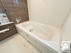 浴槽にはステップがございますので、お子様やご高齢の方も出入りが楽になります。半身浴がしやすく、長湯を楽しみたい方ののぼせ防止にも嬉しい設計です。