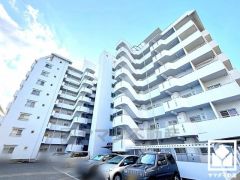 スムーズな移動を叶えるエレベーターもございます。忙しい朝も快適に、ストレスフリーな暮らしをサポート。防犯カメラが設置されておりセキュリティにも配慮されています。