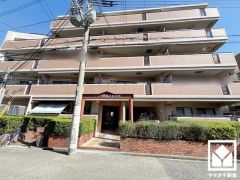 陽光に映える美しい外観。街並みに馴染みながらも、ひときわ目を引く存在感。