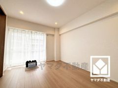 バルコニーにつながるお部屋で、通風・陽当たり良好。