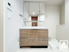 収納付きでスッキリお使い頂ける3面鏡の洗面台です。洗面ボウルが広めなので、忙しい朝でも身支度がしやすく時短になります。