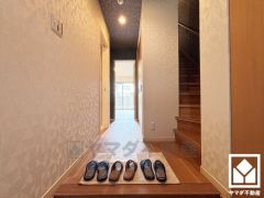 シンプルで洗練された玄関スペース。帰るたびにホッとできる、心地よい住まいの入り口。