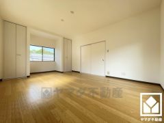 3面採光の大きな窓からは明るい光が降り注ぎます。柔らかな光が差し込むお部屋で、快適で落ち着いた生活をお送りいただけます。