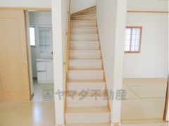 手すり付きの階段。バリアフリーにも配慮された、家族みんなが過ごしやすい住宅です。