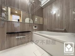 1日の疲れを癒す浴室でゆったりリフレッシュ。ナチュラルな木目調のパネルは落ち着いた雰囲気を演出してくれます。鏡が横長なので、お子様でも見やすく便利です。