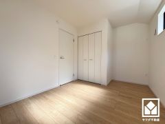 約6帖の2階洋室です。全居室にクローゼットがございますので、お部屋の広さを最大限に活用できます。