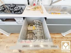 毎日の家事の負担を軽減でき、水道代の節約にもなる食器洗乾燥機付き。