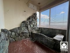 岩肌に囲まれた雅やかな浴室です。大きな窓からはリビング同様のパノラマが広がり、毎日のバスタイムが露天風呂のような特別なひとときになります。